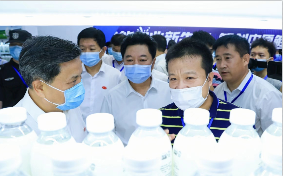 好博在线_好博在线（中国） | 第34届中原畜牧业交易博览会开幕河南省人民政府副省长武国定莅临好博在线_好博在线（中国）展台参观