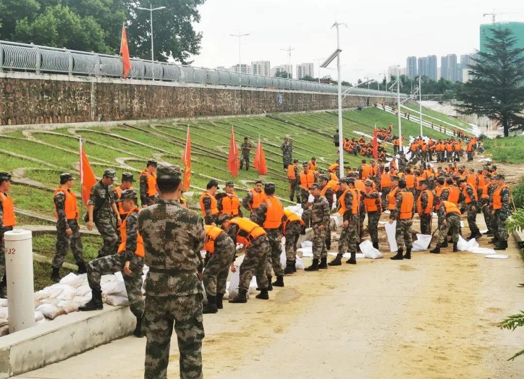 大雨无情人有情！好博在线_好博在线（中国）乳业慰问常庄水库抗洪抢险官兵