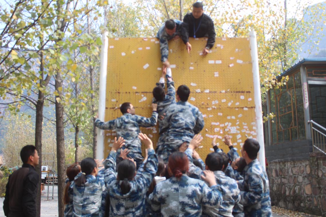 组织开展户外拓展训练活动 组织开展户外拓展训练活动