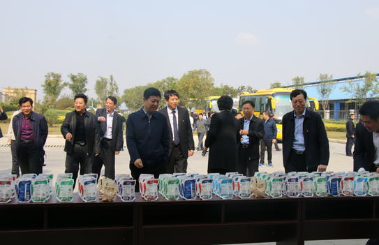 河南省农牧业产业扶贫工作观摩团莅临好博在线_好博在线(中国)集团·鲁山瑞亚牧业有限公司参观考察 河南省农牧业产业扶贫工作观摩团莅临好博在线_好博在线(中国)集团·鲁山瑞亚牧业有限公司参观考察