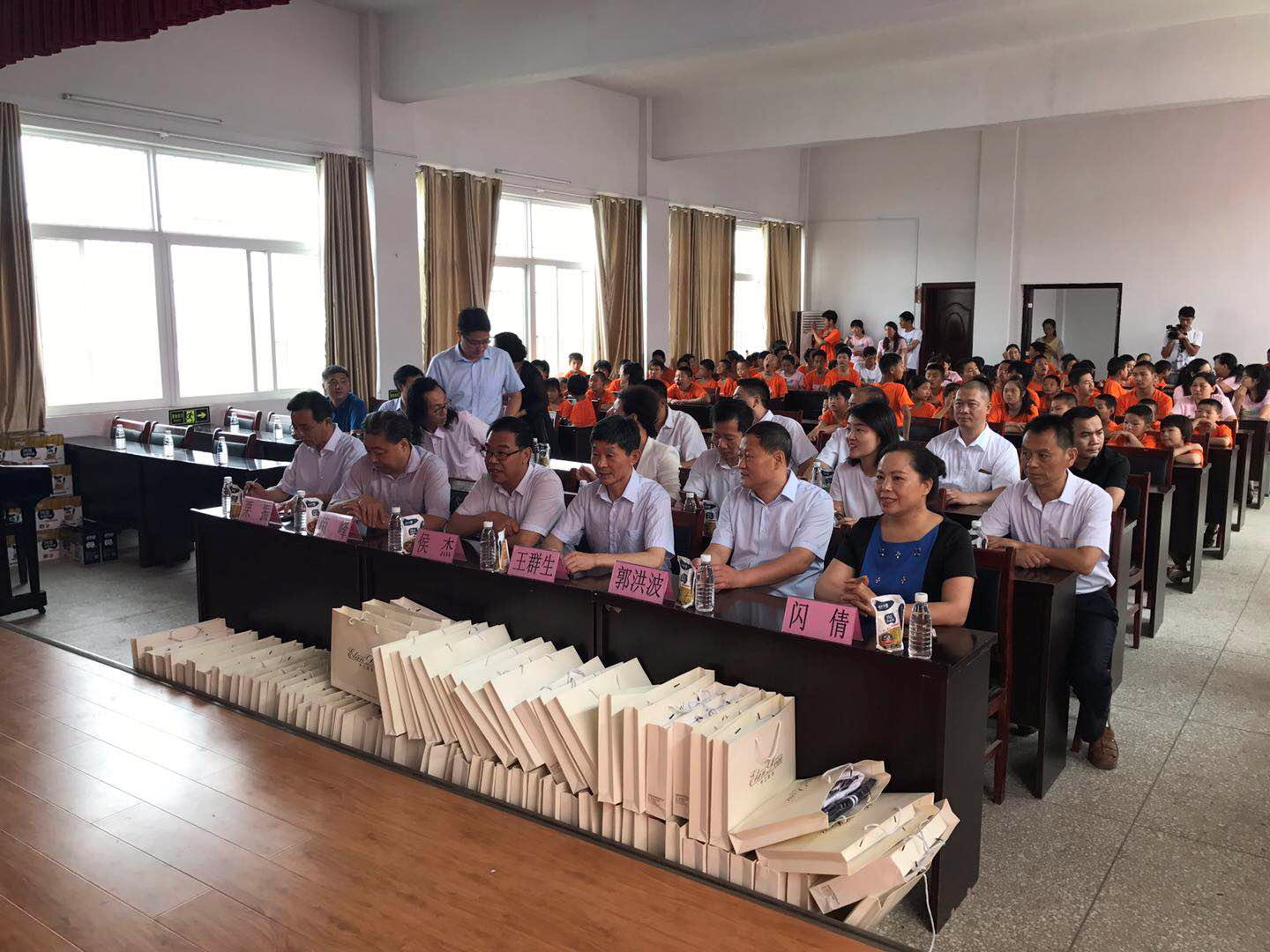 “关爱特殊儿童,让爱洒满人间—好博在线_好博在线(中国)乳业集团2018中国小康牛奶行动” 公益助学泌阳捐赠仪式 “关爱特殊儿童,让爱洒满人间—好博在线_好博在线(中国)乳业集团2018中国小康牛奶行动” 公益助学泌阳捐赠仪式