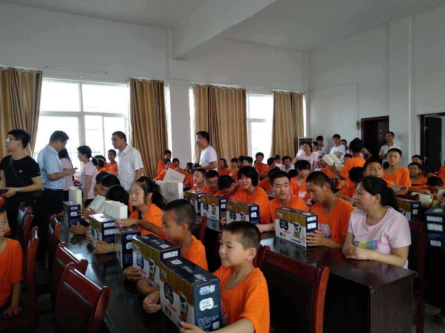 “关爱特殊儿童,让爱洒满人间—好博在线_好博在线(中国)乳业集团2018中国小康牛奶行动” 公益助学泌阳捐赠仪式 “关爱特殊儿童,让爱洒满人间—好博在线_好博在线(中国)乳业集团2018中国小康牛奶行动” 公益助学泌阳捐赠仪式