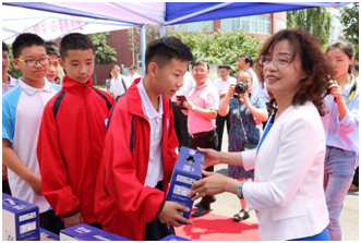 “健康中原,牛奶伴您行——好博在线_好博在线(中国)乳业集团2018中国小康牛奶行动” 公益助学启动仪式隆重举行 “健康中原,牛奶伴您行——好博在线_好博在线(中国)乳业集团2018中国小康牛奶行动” 公益助学启动仪式隆重举行