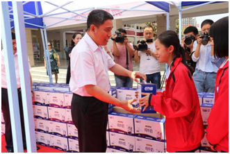 “健康中原,牛奶伴您行——好博在线_好博在线(中国)乳业集团2018中国小康牛奶行动” 公益助学启动仪式隆重举行 “健康中原,牛奶伴您行——好博在线_好博在线(中国)乳业集团2018中国小康牛奶行动” 公益助学启动仪式隆重举行