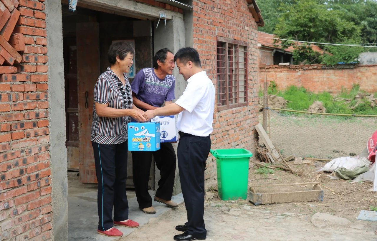 好博在线_好博在线(中国)乳业集团走访慰问贫困户 结对帮扶暖人心 好博在线_好博在线(中国)乳业集团走访慰问贫困户 结对帮扶暖人心