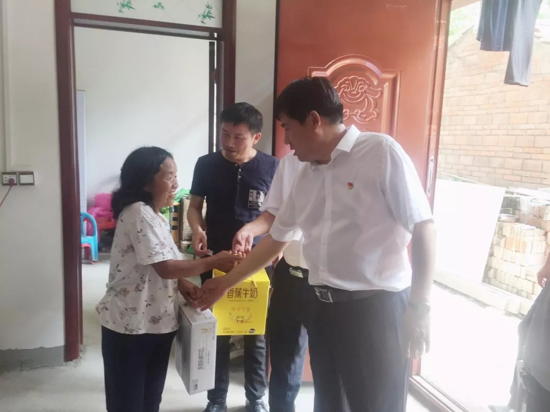 好博在线_好博在线(中国)乳业集团走访慰问贫困户 结对帮扶暖人心 好博在线_好博在线(中国)乳业集团走访慰问贫困户 结对帮扶暖人心
