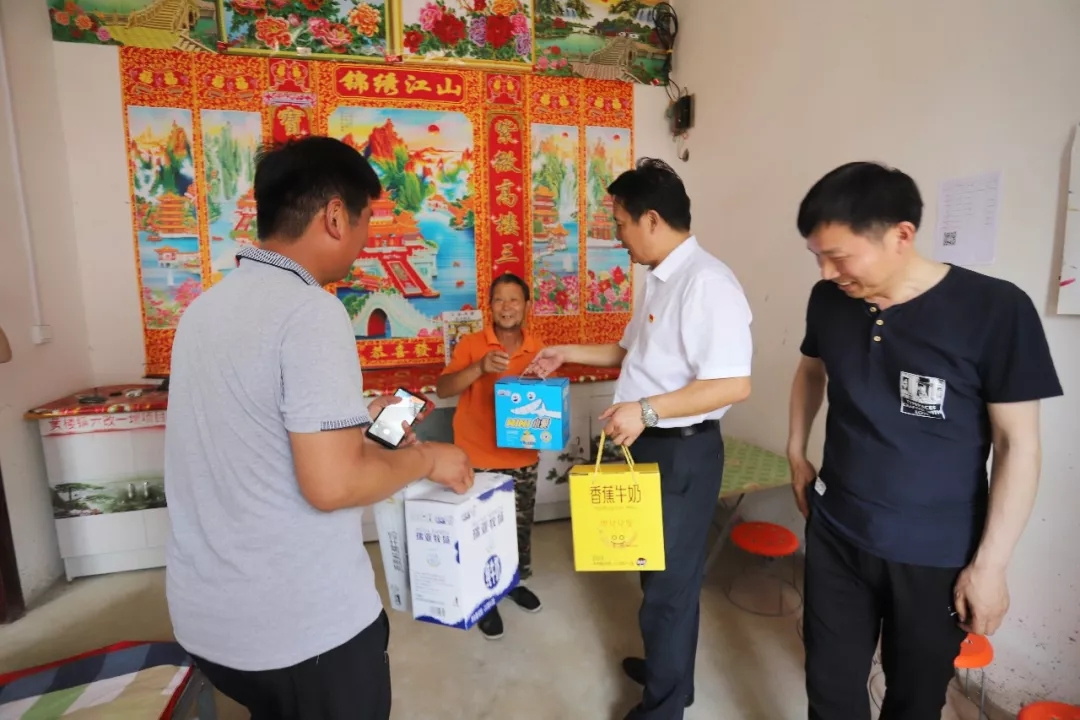 好博在线_好博在线(中国)乳业集团走访慰问贫困户 结对帮扶暖人心 好博在线_好博在线(中国)乳业集团走访慰问贫困户 结对帮扶暖人心