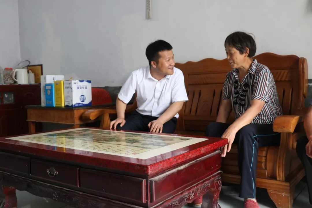 好博在线_好博在线(中国)乳业集团走访慰问贫困户 结对帮扶暖人心 好博在线_好博在线(中国)乳业集团走访慰问贫困户 结对帮扶暖人心