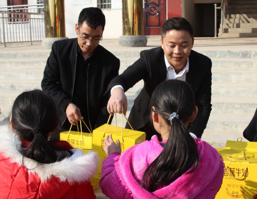 好博在线_好博在线(中国)走进新密白龙庙村 让山区的孩子喝到最新鲜的牛奶 好博在线_好博在线(中国)走进新密白龙庙村 让山区的孩子喝到最新鲜的牛奶