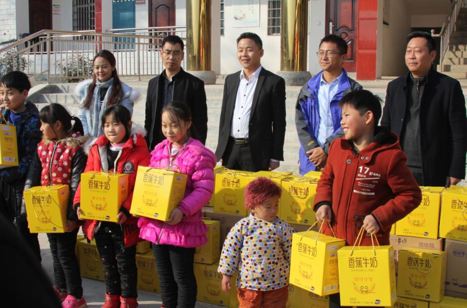 好博在线_好博在线(中国)走进新密白龙庙村 让山区的孩子喝到最新鲜的牛奶 好博在线_好博在线(中国)走进新密白龙庙村 让山区的孩子喝到最新鲜的牛奶