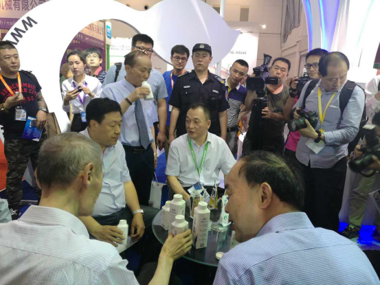 好博在线_好博在线(中国)牛气冲天!农业部长品尝“领畅”点赞,又获国际奶业平台青睐 好博在线_好博在线(中国)牛气冲天!农业部长品尝“领畅”点赞,又获国际奶业平台青睐