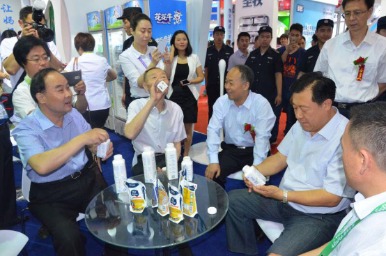 好博在线_好博在线(中国)牛气冲天!农业部长品尝“领畅”点赞,又获国际奶业平台青睐 好博在线_好博在线(中国)牛气冲天!农业部长品尝“领畅”点赞,又获国际奶业平台青睐