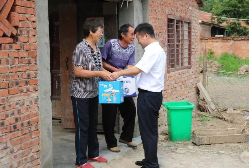 好博在线_好博在线（中国）乳业集团走访慰问贫困户 结对帮扶暖人心