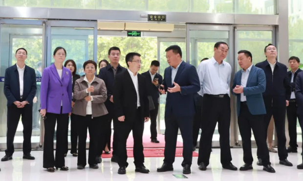 河南省人民政府副秘书长卢东林陪同四川省巴中市委书记鲜荣成一行莅临河南好博在线_好博在线（中国）乳业集团参观调研